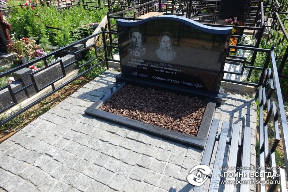 Мемориальный комплекс из двух видов гранитов Щелково Эконом памятник Плечики Красноуфимск