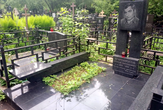 Находящийся неподалёку от памятника прямоугольный цветник без бортов
